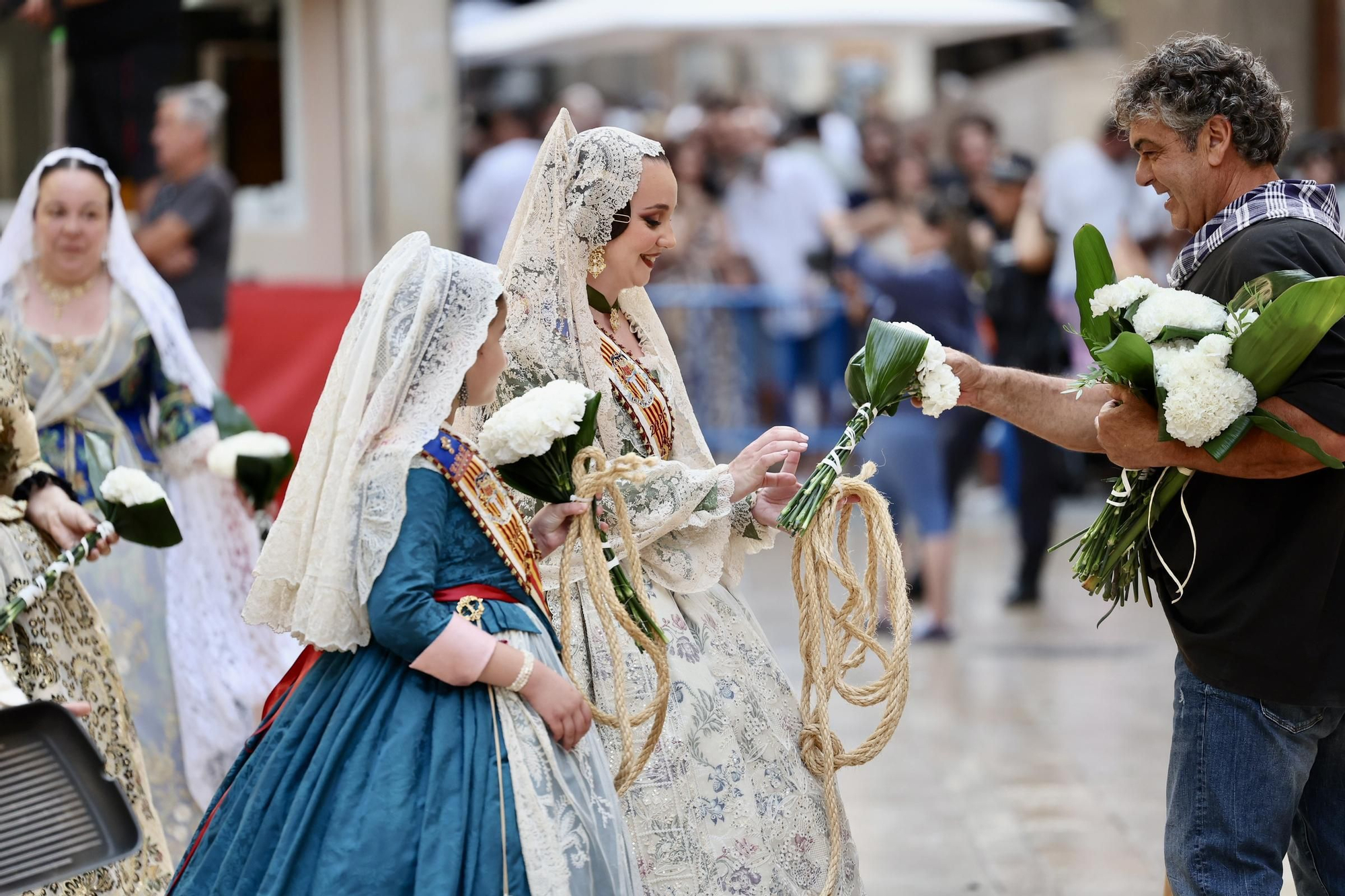 Primera jornada de Ofrenda de las Hogueras de Alicante
