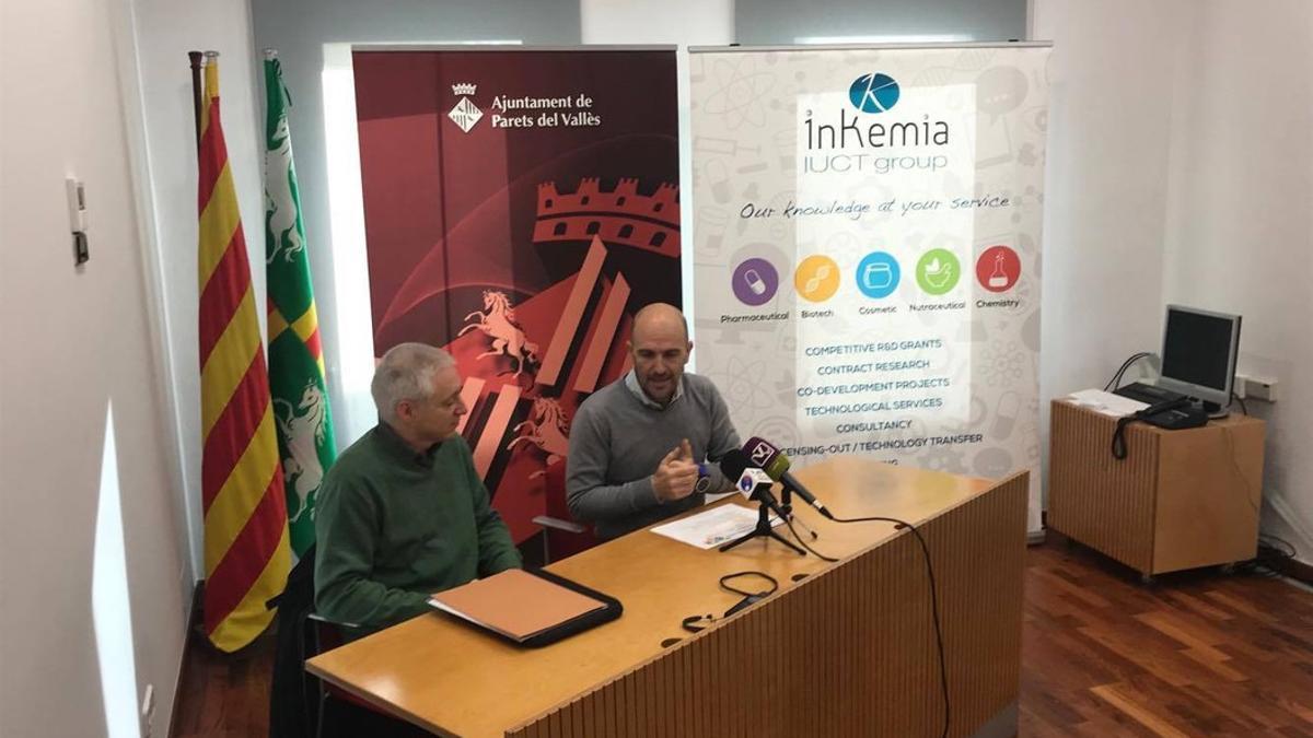 El alcalde de Parets, Sergi Mingote, y el presidente de Inkemia IUCT, en rueda de prensa.