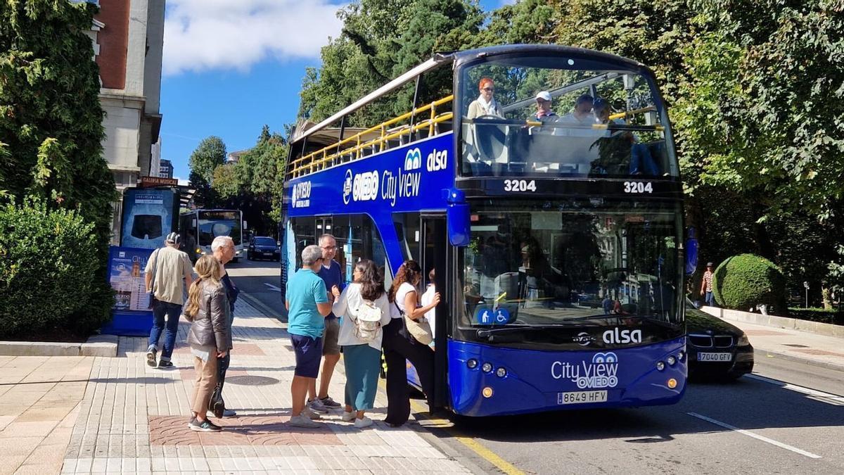 El bus turístico, recogiendo viajeros en la calle Marqués de Santa Cruz.