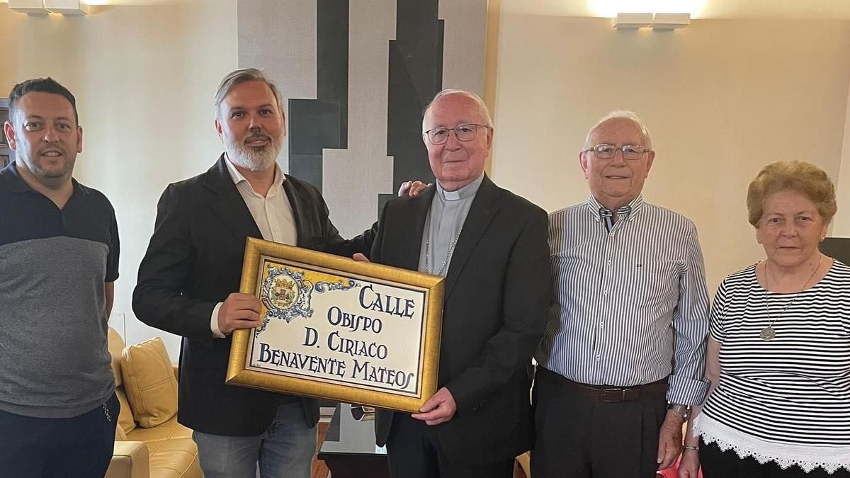 Entrega del azulejo con la calle de Plasencia dedicada a Ciriaco Benavente.