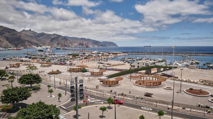 Segunda fase de remodelación de la Plaza de España, en Santa Cruz, y vía que la separa de la primera fase, en la que se encuentra el lago.