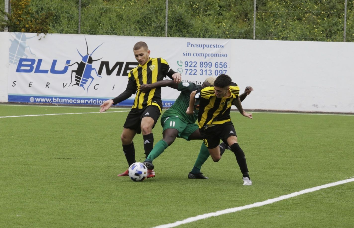 Partido de fútbol entre el Tacoronte y el Atlético Paso