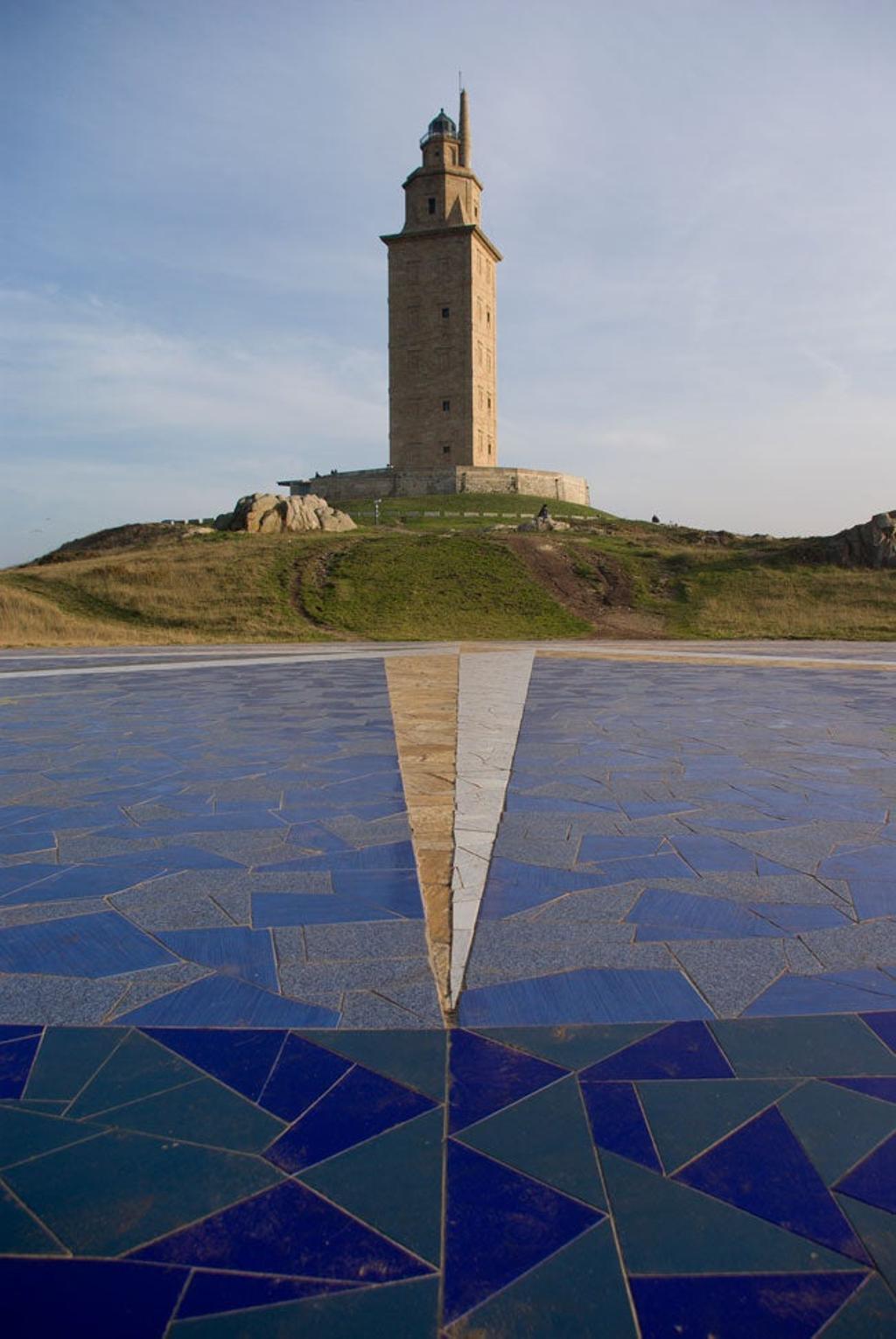 Los que quizá sean dos de los emblemas de la ciudad: la Torre de Hércules, el faro romano en activo más antiguo que se conoce y A Rosa dos Ventos