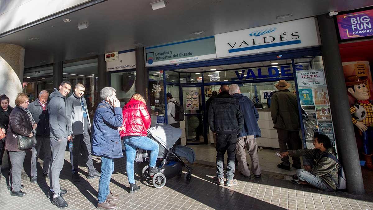 Cola en una administración de lotería de la Rambla de Barcelona, días antes del sorteo de Navidad