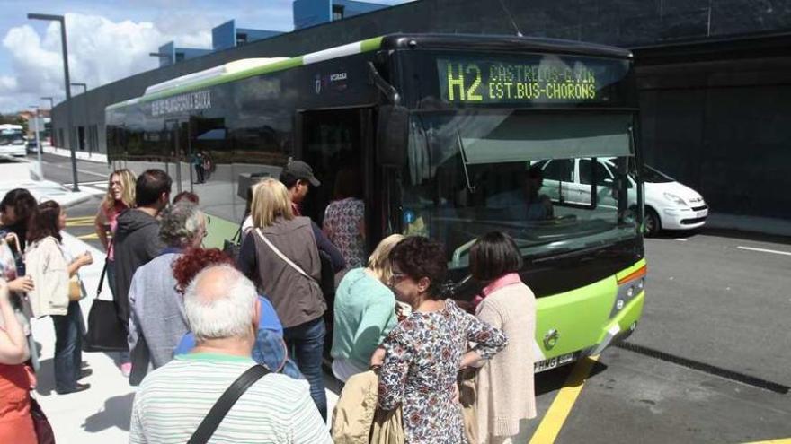 Los usuarios del transporte público suben a la nueva línea H2 en la parada del Álvaro Cunqueiro. // A.I.