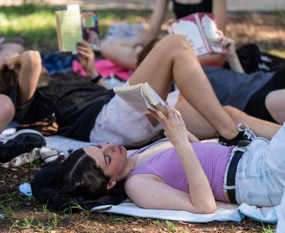 La IA no només escriu, també encongeix els llibres i els llegeix per tu La IA no només escriu, també encongeix els llibres i els llegeix per tu