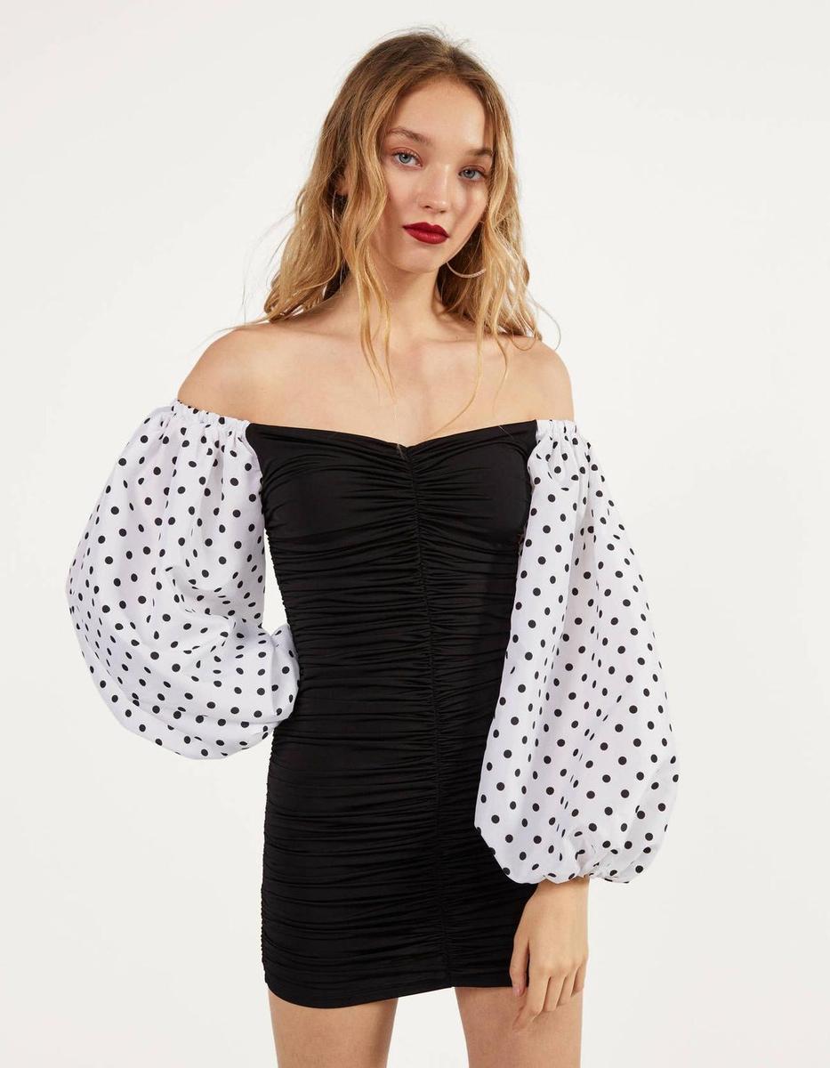 Vestido con mangas abullonadas de lunares, de las rebajas de Bershka