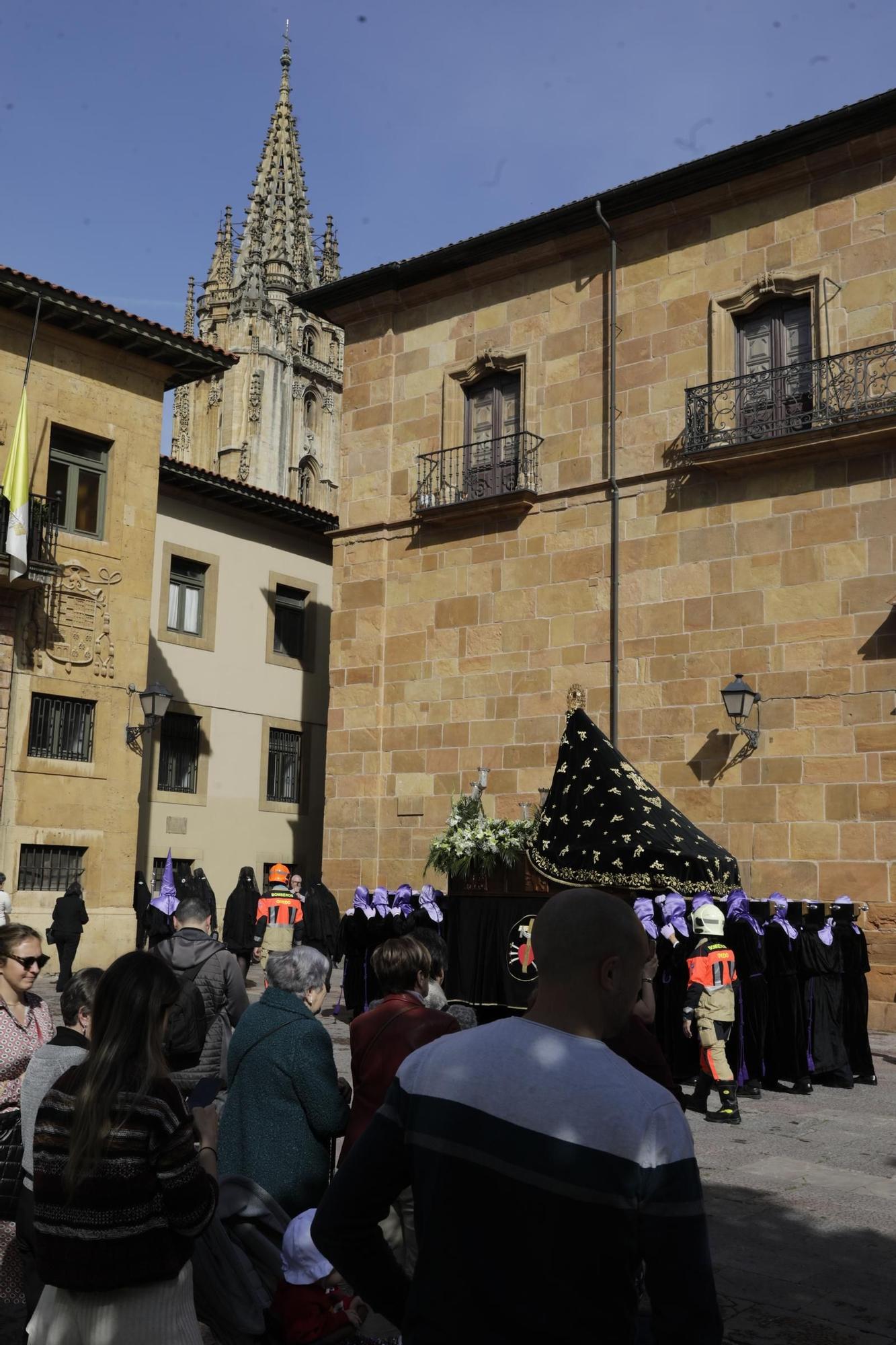 La Dolorosa atraviesa el Oviedo Antiguo: así fue la procesión de la Soledad