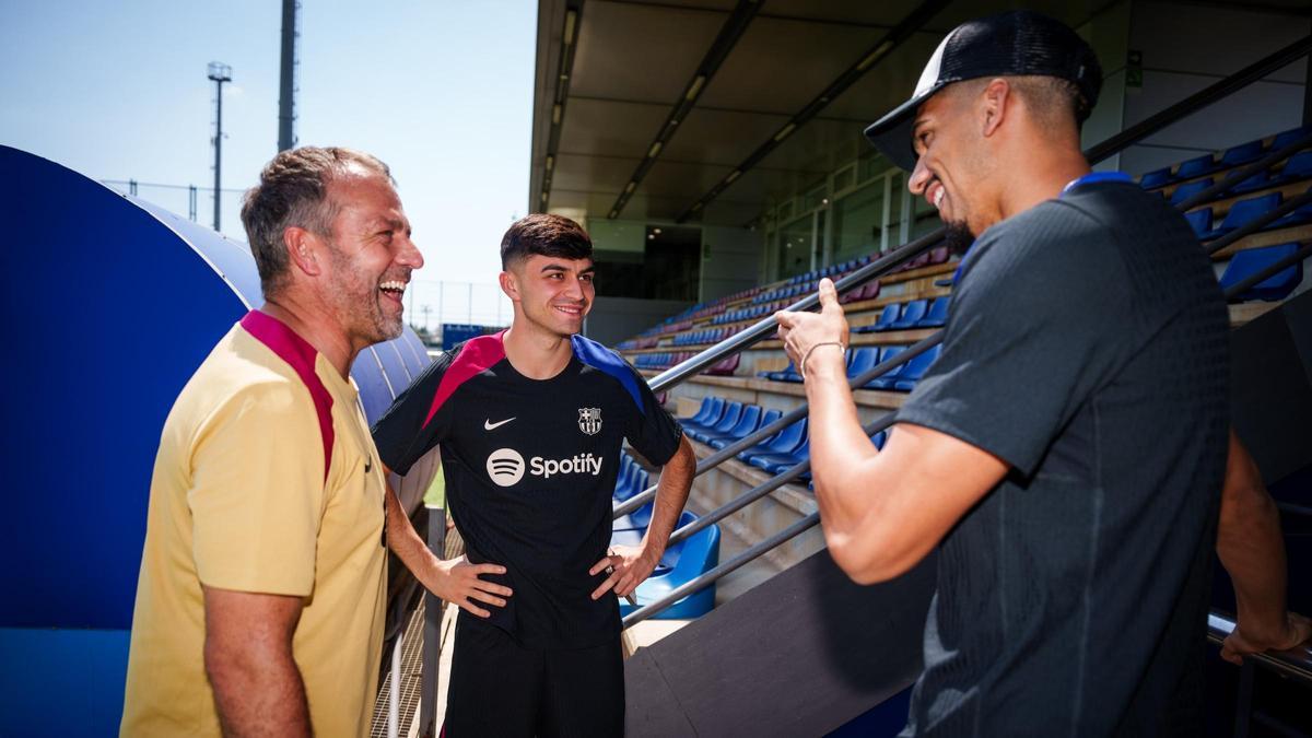 Hansi Flick conversa con Pedri y Araujo en un entrenamiento del FC Barcelona