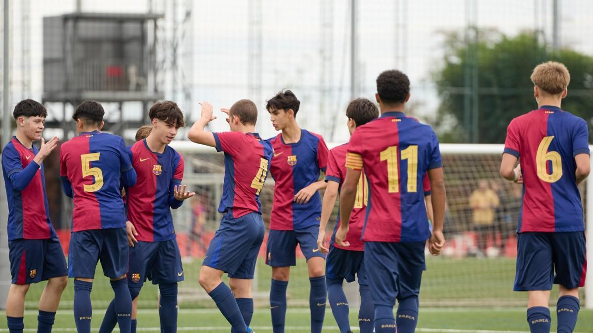 Balmon y sus compañeros celebran un gol