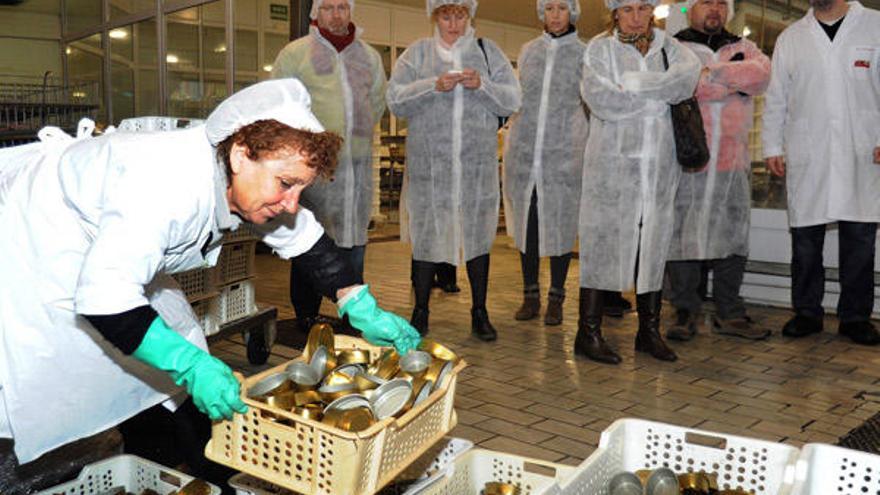 Un momento de la visita a la fábrica de conservas vilagarciana.  // Iñaki Abella