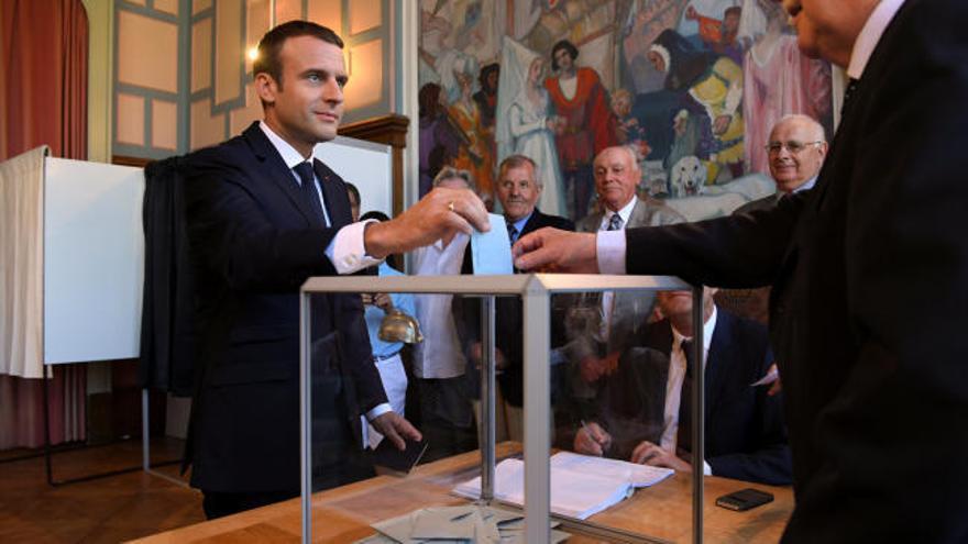 Macron vota con confianza en poder sacar una amplia mayoría