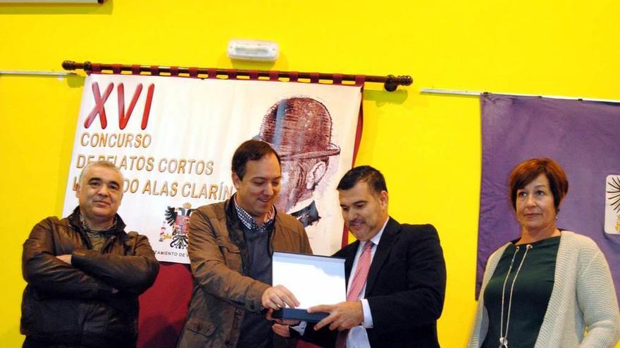 Francisco Menéndez, Alejandro Vega, Juan Manuel Sainz y Reyes Ugalde, en la entrega del premio literario.