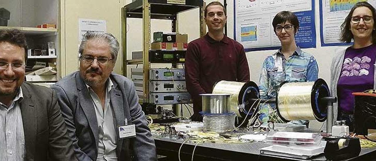 De izquierda a derecha, Juan Diego Ania, Pedro Corredera, Giuseppe Rizzelli, Francesca Gallazzi y Conchi Pulido, en el laboratorio.