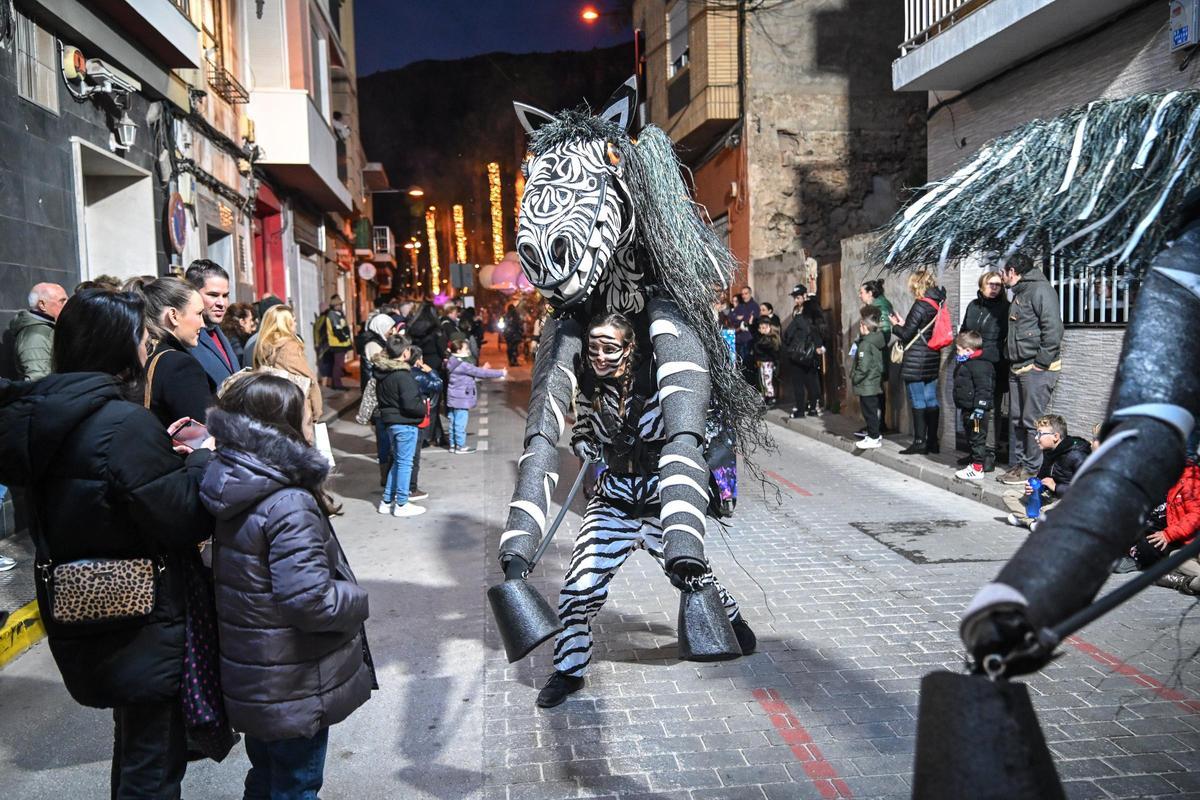 Miles de personas contemplan la Cabalgata de despedida de los Reyes Magos en Orihuela