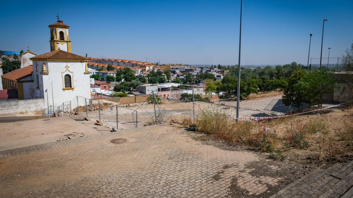 En la parte baja del parque se han demolido las bancadas que existían, pero el resto sigue pendiente de que se traslade la línea de media tensión.