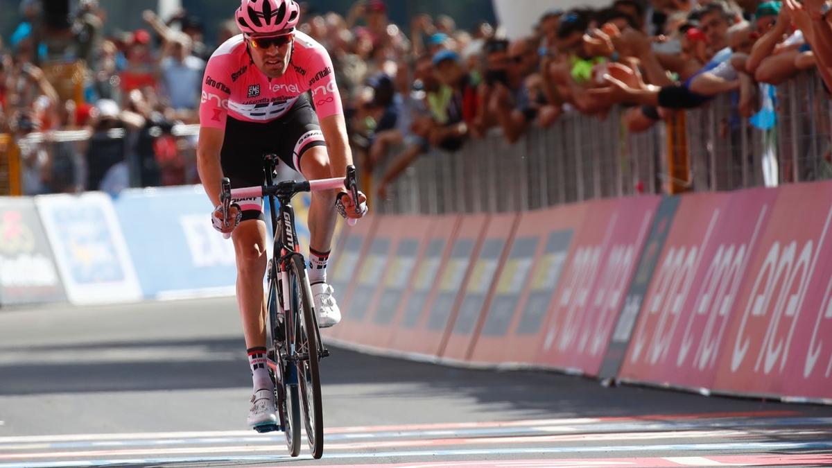 Tom Dumoulin cruza en solitario la meta de la 16ª etapa del Giro