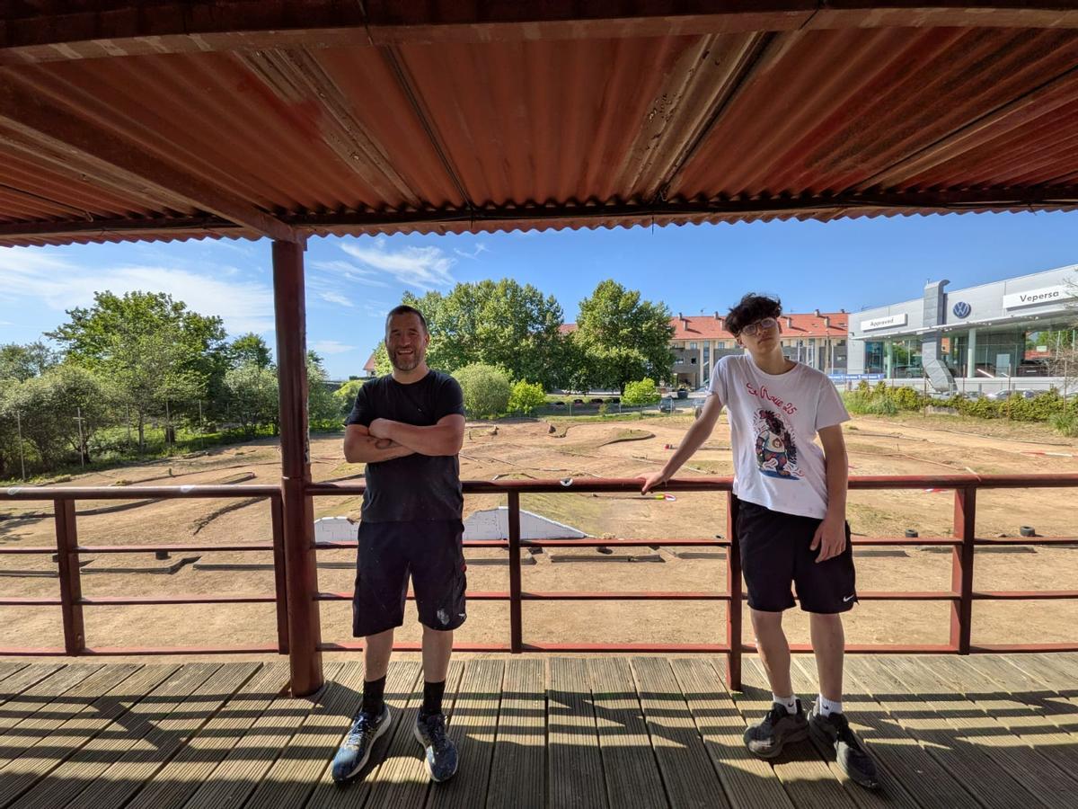 José y Javier Carballo en el circuito de Trabanca en el que están empleado muchas horas.