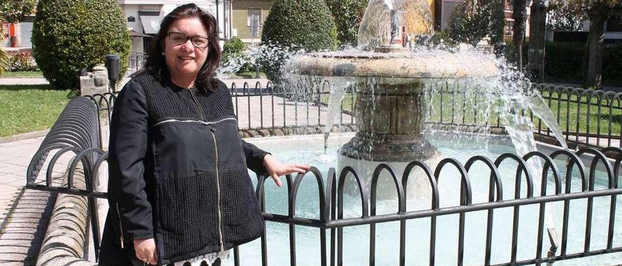 Ana González, ayer, junto a la fuente de los jardines del Ayuntamiento de Noreña.