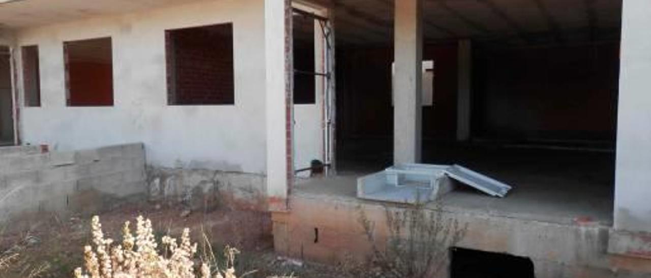 El vandalismo convierte el PAI de Càrcer en un pueblo fantasma al «desguazar» 65 casas inacabadas
