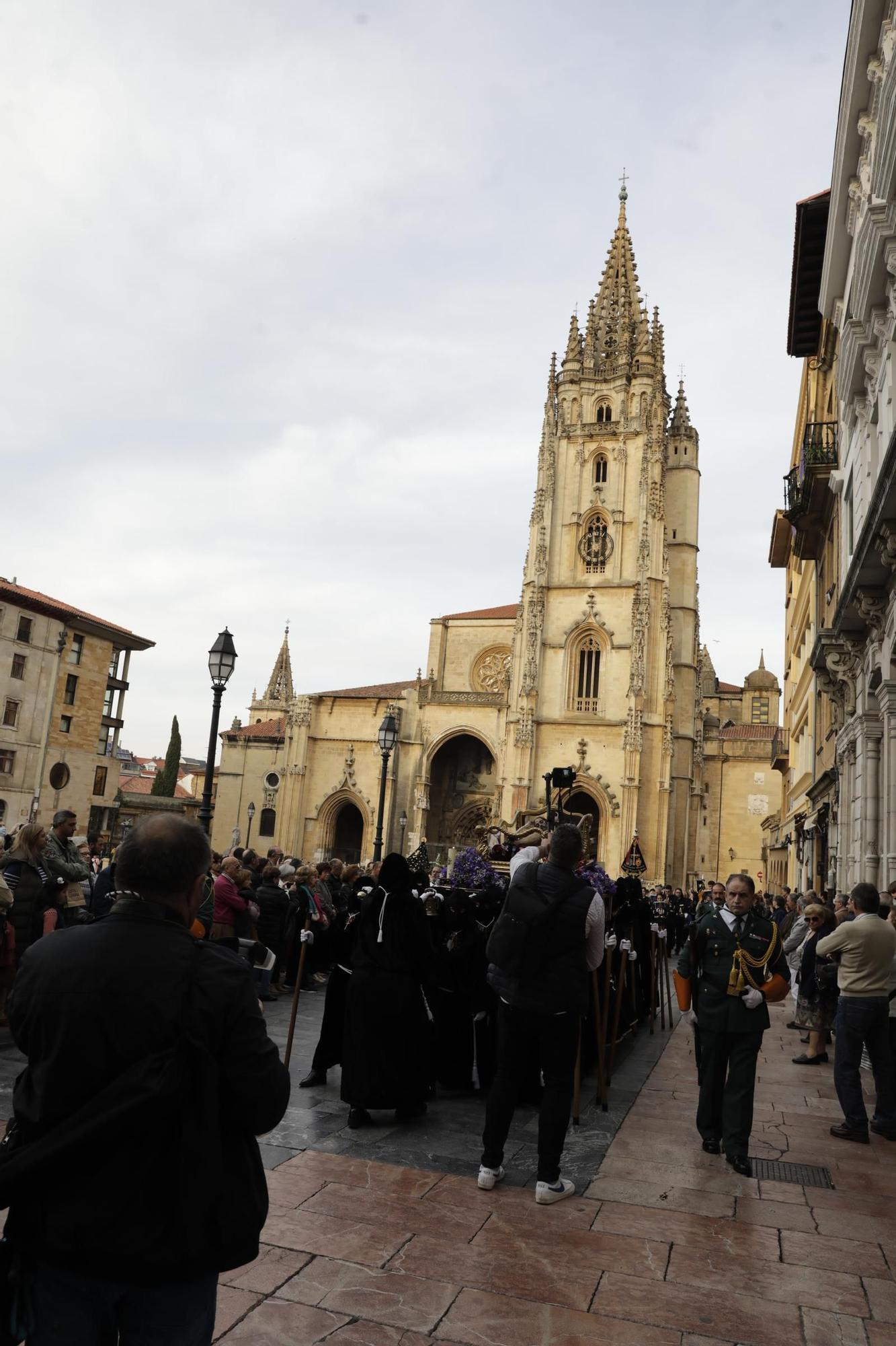 La procesión intergeneracional del Santo Entierro emociona Oviedo