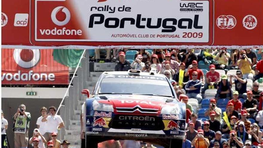 El piloto español Dani Sordo y su copiloto Marc Marti en acción en el Rally de Portugal 2009