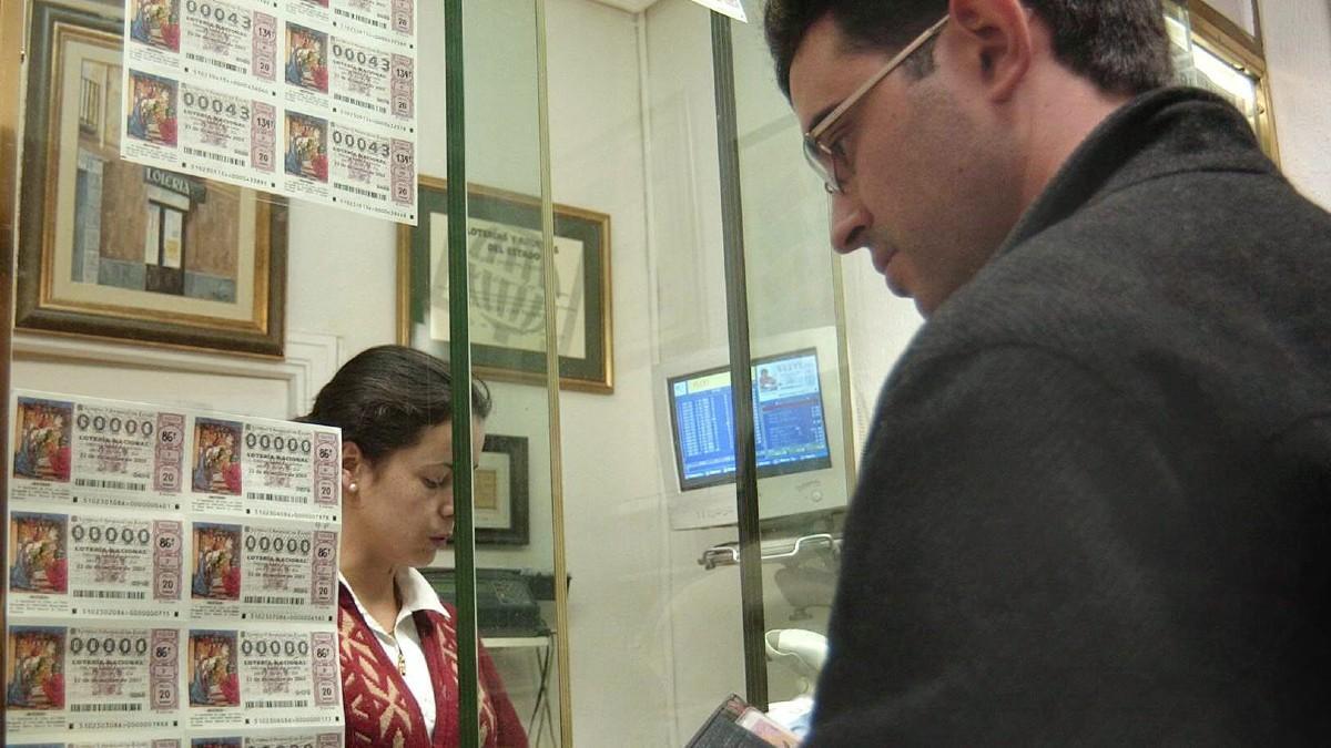 Persona comprando lotería en una administración