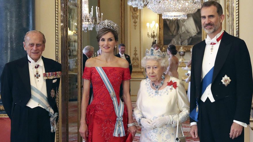 El duque de Edimburgo (i), junto a la reina Isabel II y los reyes de España, Felipe VI y Letizia