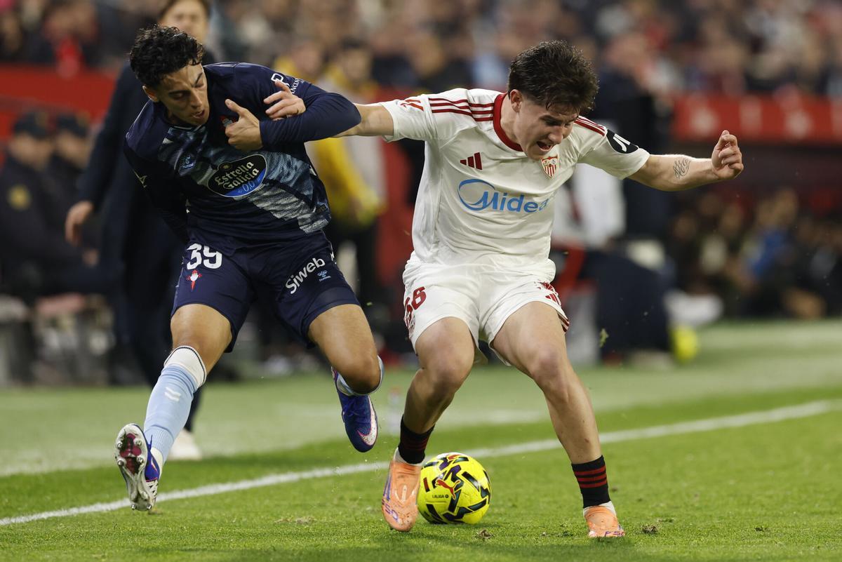 El centrocampista del Sevilla, Oso (d), disputa el balón ante el jugador noruego del Celta, Jones El-Abdellaoui.
