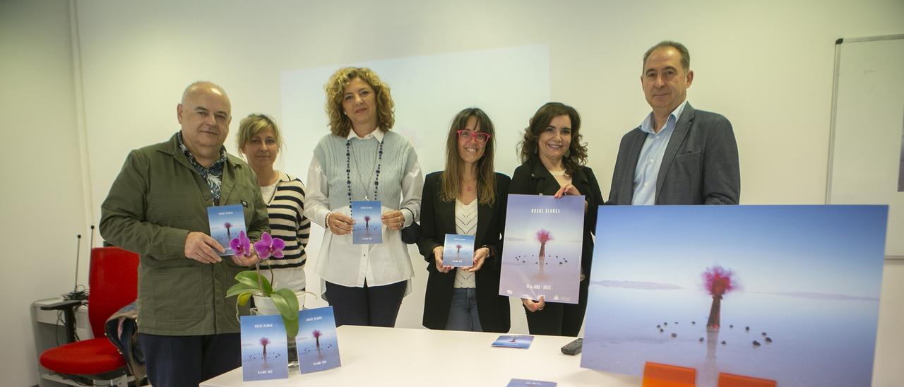 José Antonio Álvarez, Anabel Barrio, Angélica García, Luz Mar González Arias, Yolanda Alonso y José Luis Morán, ayer, durante la presentación de La Noche Blanca.