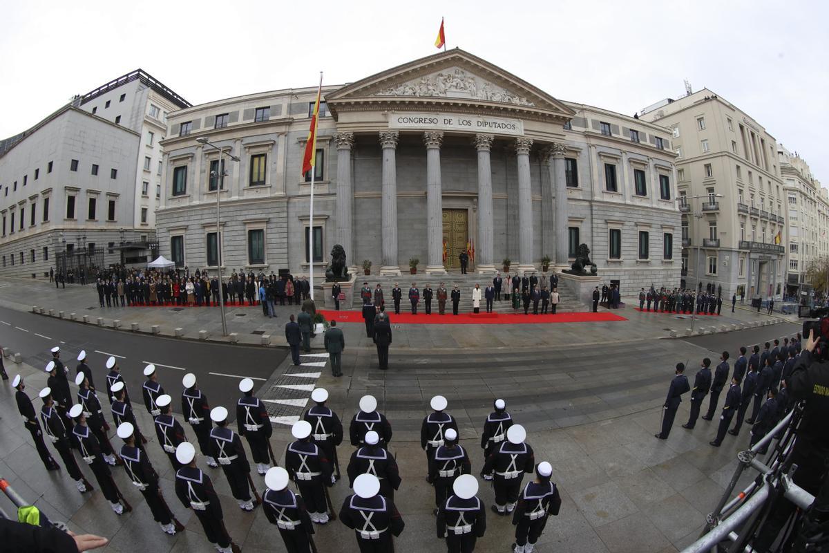 Vista general del izado de bandera junto con autoridades militares y políticas a las puertas del Congreso durante la Conmemoración del aniversario de la Constitución en Madrid. 