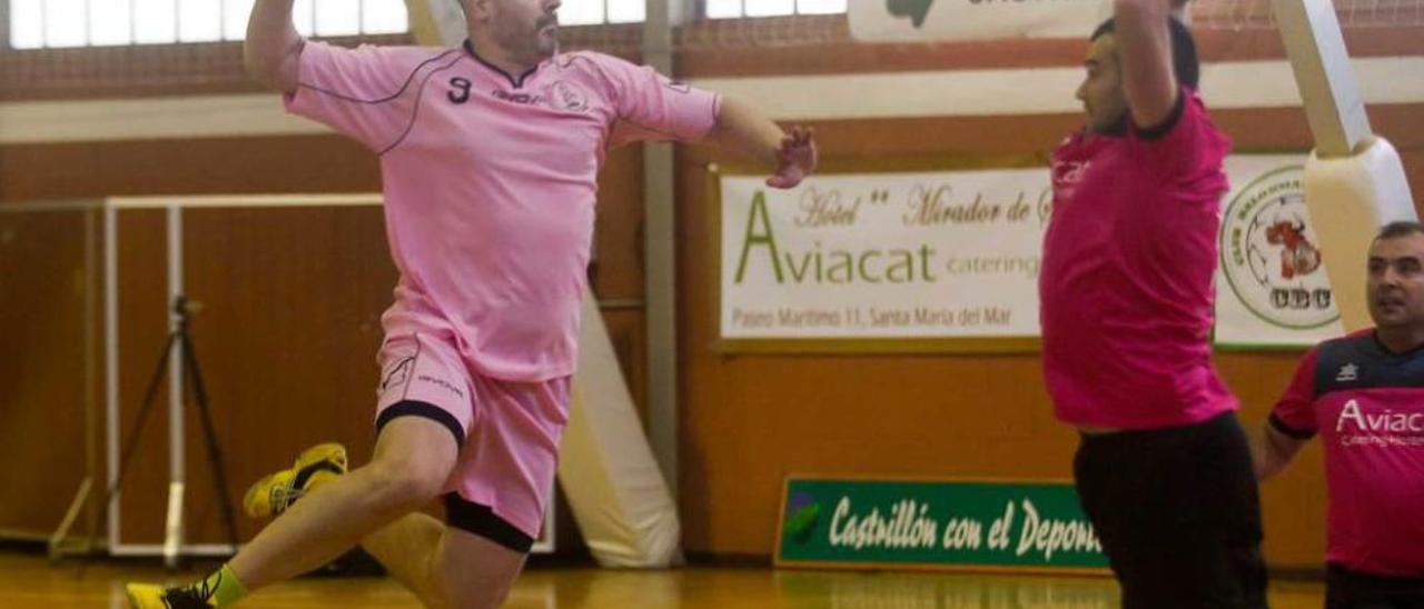 Un jugador tira a puerta en el partido disputado entre el BM Castrillón y Feneume-Ferrol.