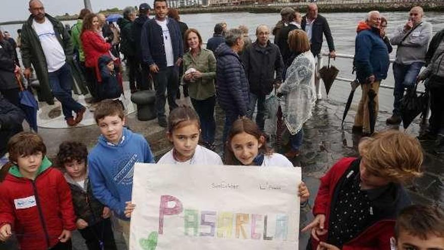 Una de las concentraciones en defensa de una pasarela que una San Esteban y La Arena.