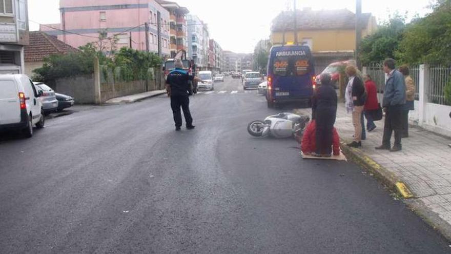 El accidentado, en el suelo, junto a su moto, en el lugar del siniestro, en la avenida de Vigo.