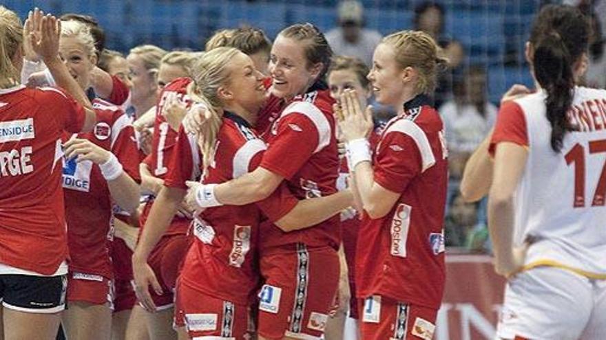 Las jugadoras noruegas celebran su victoria sobre la selección española.