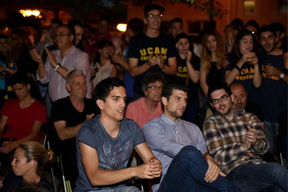 Los aficionados del UCAM lo celebran desde la universidad