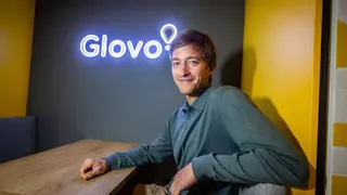 Los fundadores de Glovo invierten en Kiku, la startup danesa que usa IA para contratar camareros y repartidores