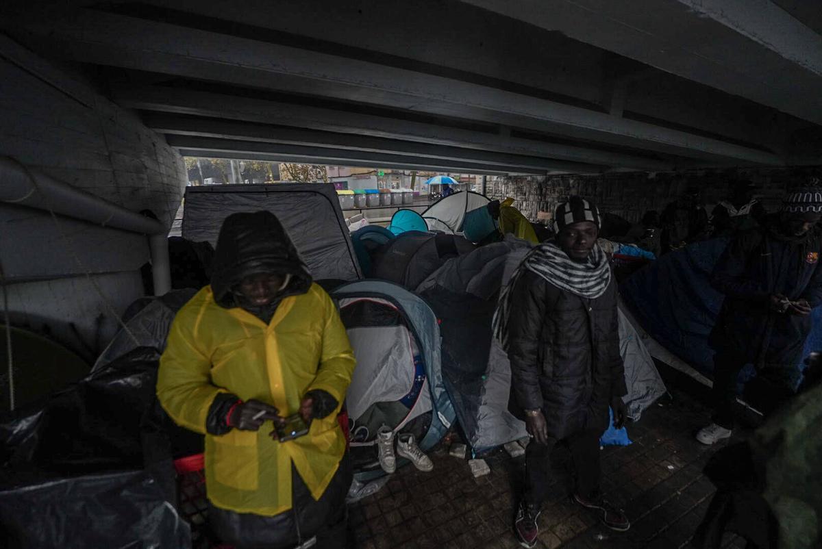 Los desalojados del B9 acampan bajo el puente de la C-31 en Badalona para protegerse de las lluvias intensas Los desalojados del B9 acampan bajo el puente de la C-31 en Badalona para protegerse de las lluvias intensas