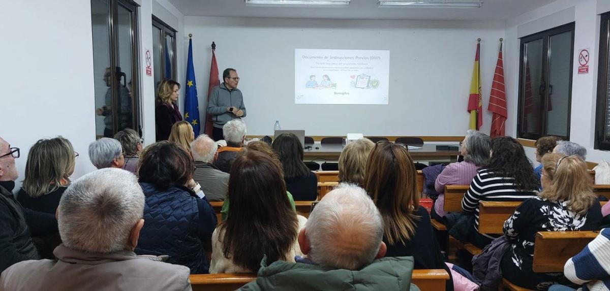 Cuadrado y Taboada, de pie, explican a los vecinos de Benegiles los detalles del testamento vital. | CEDIDA