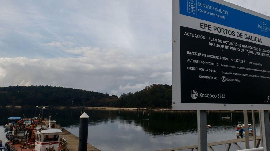 Cartel que anunciaba uno de los dragados en el puerto de O Carril, en Vilagarcía, hace tres años. | Iñaki Abella