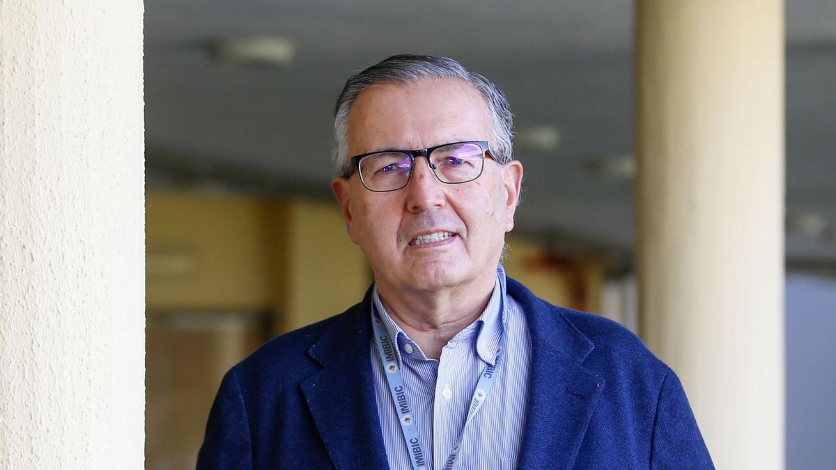 El doctor Juan Luis Pérez Navero, en la Facultad de Medicina y Enfermería de Córdoba.