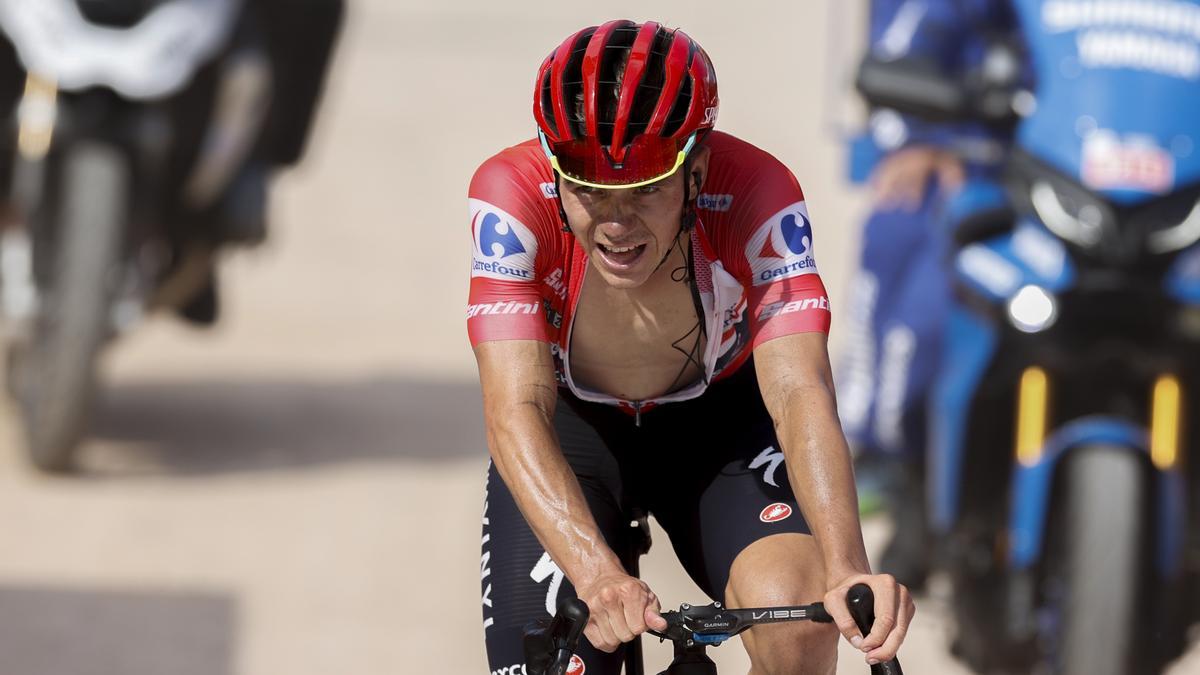 El ciclista belga Remco Evenepoel, líder de la Vuelta, llega a meta tras la novena etapa de La Vuelta Ciclista a España, disputada este domingo entre las localidades asturianas de Villaviciosa y Les Praeres, Nava (171,4 km.).