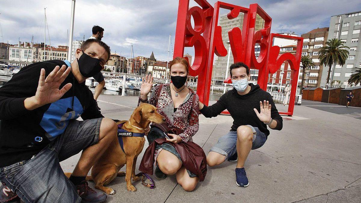 Javier Martínez, Sonia Guerrero y José Caro posan en las letronas junto a &quot;Hippie&quot;, su perra.