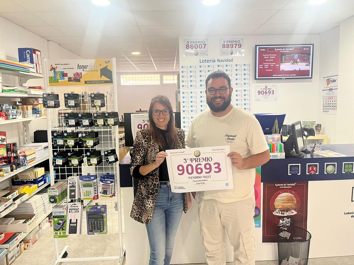 Julià Vidal, de la administración de Cala d'Or que ha repartido el tercer premio: 90693