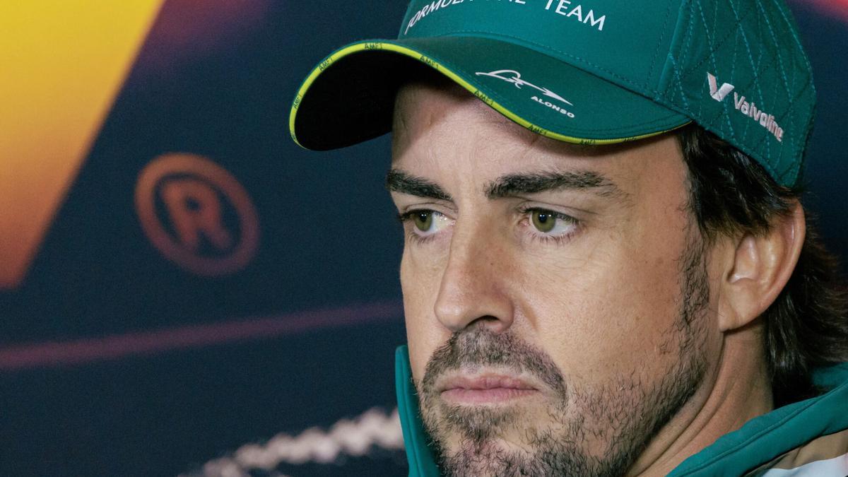 El piloto español Fernando Alonso, del equipo Aston Martin F1, asiste a una rueda de prensa previa al Gran Premio de China de Fórmula 1, en Shanghái (China).