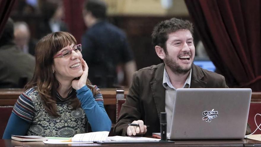 Laura Camargo y el líder de Podemos, Alberto Jarabo, en un pleno en el Parlament.