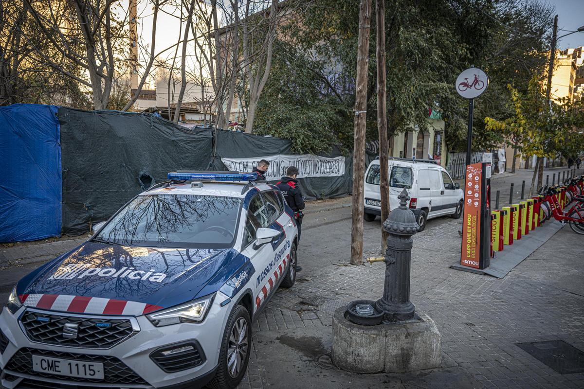 Policía en el exterior de uno de los asentamientos de barracas de la avenida Vallcarca de Barcelona
