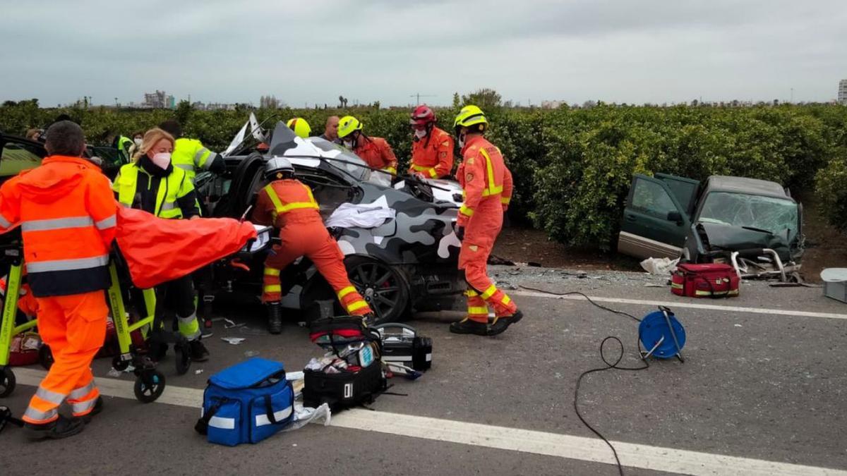 Los servicios de emergencias, en plena intervención. | POLICÍA LOCAL DE SAGUNT