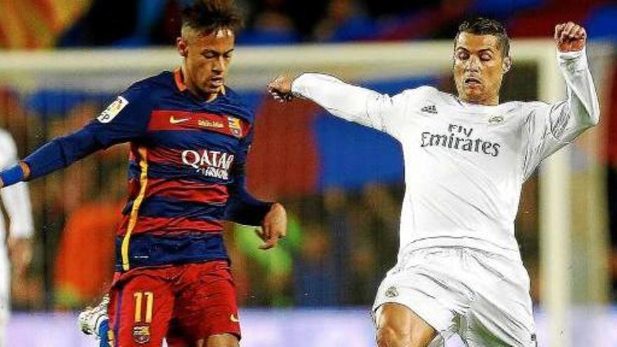 Neymar i Cristiano Ronaldo  pugnen per la pilota