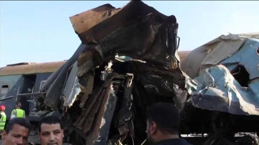 Mueren 42 personas en un choque de trenes en Egipto